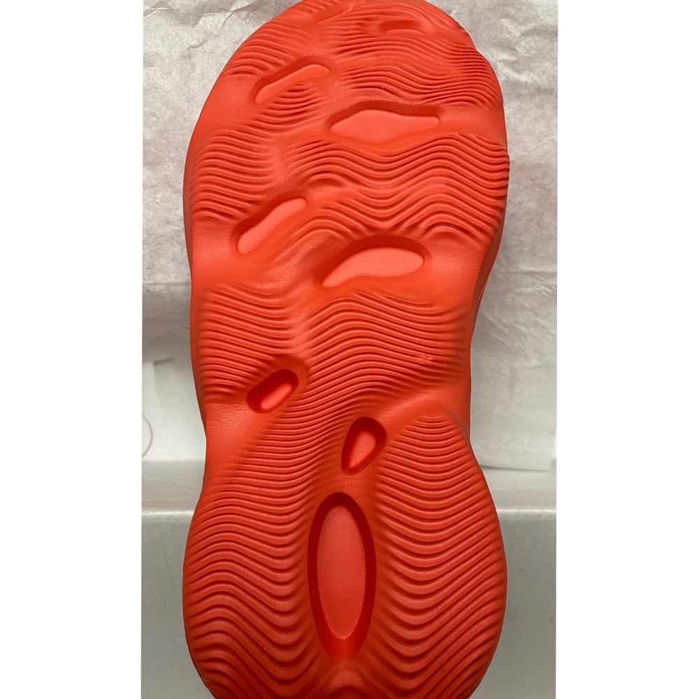 NWT!! Women’s Foam Runner Cut Out Sneakers SIZE 10 - Picture 3 of 3